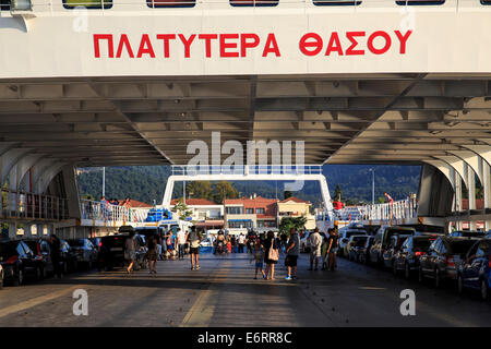 Passagiere und Autos aussteigen eine Fähre in den Hafen von Limenas, Thasos. Stockfoto