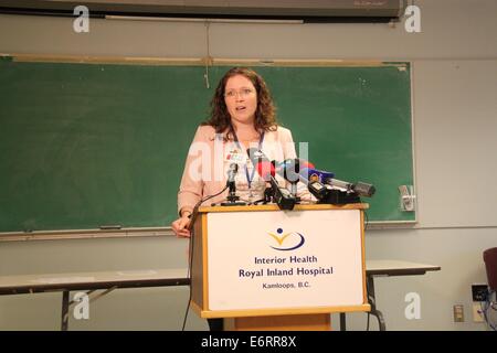 (140830)--VANCOUVER, 30. August 2014 (Xinhua)--Michaela Schwan, Sprecher des Royal Inland Hospital in Kamloops, spricht im Rahmen einer Pressekonferenz über den Stand der Verletzte in das Krankenhaus in Kamloops, Kanada, 29. August 2014 behandelt. Sechsundfünfzig Menschen wurden verletzt, sechs von ihnen kritisch, wenn eine Tour bus tragen chinesische Passagiere und anderer asiatischer Abstammung stürzte entlang einer großes inneren Autobahn in der kanadischen Provinz British Columbia am Donnerstag. Diese Passagiere wurden auch in verschiedenen nahe gelegenen Krankenhäusern behandelt und sie sind entweder unter stabilen Bedingungen oder aus den Krankenhäusern entlassen Stockfoto