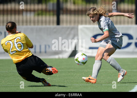 Washington, District Of Columbia, USA. 29. August 2014. Georgetown Mittelfeldspieler DAPHNE CORBAZ (6) rutscht einem Pass North Carolina State Torhüter MACKENZIE STELLJES (26) in der ersten Hälfte in Shaw Field in Washington. Georgetown besiegte NC State, 6-0. © Chuck Myers/ZUMA Draht/Alamy Live-Nachrichten Stockfoto