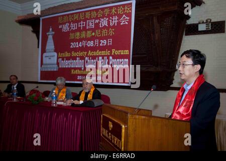 Kathmandu, Nepal. 29. August 2014. Botschafter der Volksrepublik China zu Nepal Wu Chuntai (R) spricht während der Veranstaltung mit dem Titel "Verständnis China" in Kathmandu, Nepal, am 29. August 2014. © Pratap Thapa/Xinhua/Alamy Live-Nachrichten Stockfoto