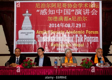 Kathmandu. 29. August 2014. Das Foto, aufgenommen am 29. August 2014 zeigt Referenten und Teilnehmer an der Veranstaltung mit dem Titel "Verständnis China" in Kathmandu, Nepal. © Pratap Thapa/Xinhua/Alamy Live-Nachrichten Stockfoto