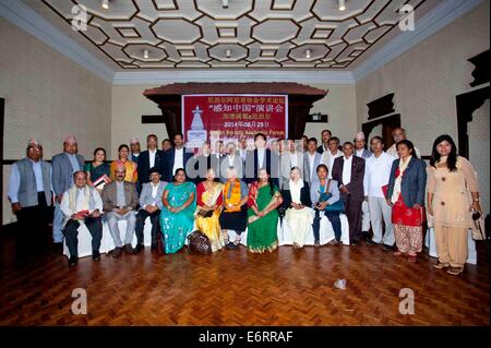 Kathmandu, Nepal. 29. August 2014. Referenten und Teilnehmern darstellen für Gruppenfotos, nach die Veranstaltung mit dem Titel "Verständnis China" in Kathmandu, Nepal, am 29. August 2014. © Pratap Thapa/Xinhua/Alamy Live-Nachrichten Stockfoto