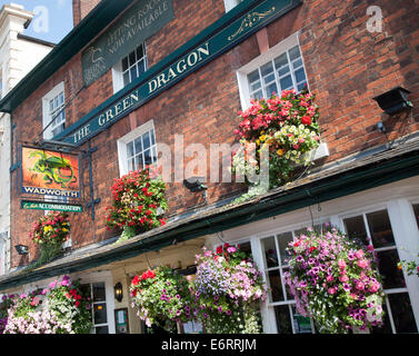 Äußere Zeichen und Blütenpracht außerhalb der Green Dragon Pub in Marlborough, Wiltshire, England Stockfoto