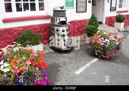 Dr, Dalek Modell verwendet als ein Abfalleimer, Aldbourne, Wiltshire, England Stockfoto