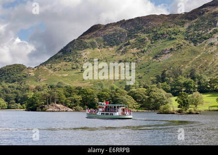 Ullswater Dampfer M V Western Belle von hinten in der Ferne mit den Fjälls im Hintergrund, Cumbria Lake District England Stockfoto