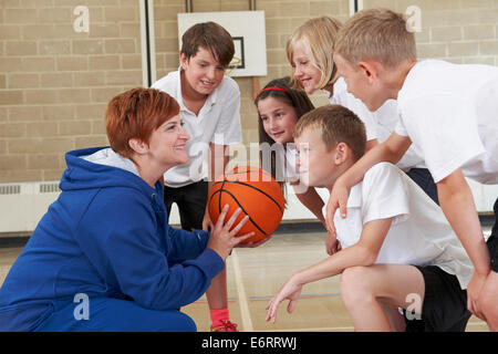 Die Teamsitzung, Elementary School Basketball-Team zu coachen Stockfoto