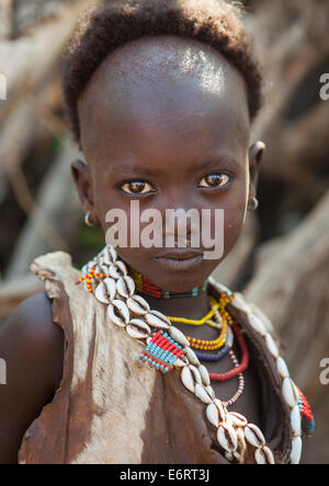 Litte Hamer Mädchen Stamm mit Kopf, die Hälfte In traditioneller Kleidung, Turmi, Omo-Tal, Äthiopien rasiert Stockfoto