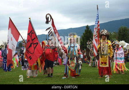 Vancouver, Kanada. 29. August 2014. Einheimische indische Männer nehmen an der 27. jährliche Squamish Nation Powwow in West Vancouver, Kanada, 29. August 2014. Eine moderne Pow Wow ist ein historisch traditionelles Ereignis während, das Ureinwohner in Tanz und Gesang zu konkurrieren, und nicht-indianischen Menschen treffen, um indianische Kultur zu Ehren. Bildnachweis: Sergei Bachlakov/Xinhua/Alamy Live-Nachrichten Stockfoto