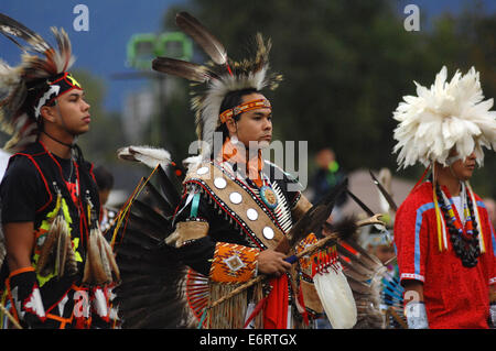 Vancouver, Kanada. 29. August 2014. Einheimische indische Männer nehmen an der 27. jährliche Squamish Nation Powwow in West Vancouver, Kanada, 29. August 2014. Eine moderne Pow Wow ist ein historisch traditionelles Ereignis während, das Ureinwohner in Tanz und Gesang zu konkurrieren, und nicht-indianischen Menschen treffen, um indianische Kultur zu Ehren. Bildnachweis: Sergei Bachlakov/Xinhua/Alamy Live-Nachrichten Stockfoto