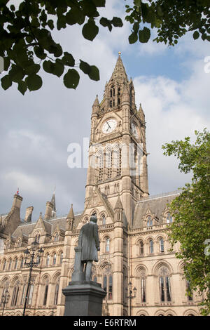 Oliver Heywood Statue von Joy (1894) und das Rathaus, Albert Square, Manchester, England in Schwarzweiß und Sepia-Farbton Stockfoto