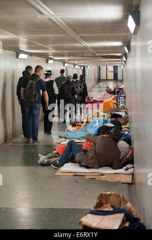 Betteln und rau-schlafen-Hotspots in ganz London zielten in den frühen Morgenstunden von der Metropolitan Police, Einwanderungsbehörden und die damit verbundenen Agenturen. Unter dem Banner der Betrieb umfassen die Operation hat in der Vergangenheit führte zu mehreren Verhaftungen und anti-soziales Verhalten bemerkt im Hinblick auf die Suche nach ASBO gegebenenfalls ausgestellt werden. Es kommt zu einem Zeitpunkt, als die ONS vor kurzem erklärte, dass "statistisch signifikanter" Anstieg der Wanderungssaldo in das Vereinigte Königreich im Jahr bis März, von 175.000 bis 243.000 stattgefunden hat. Im Bild Stockfoto