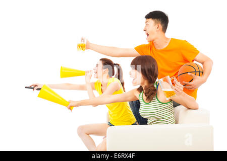 junge Menschen so aufgeregt zu schreien und beim Ball-Spiel ansehen Stockfoto