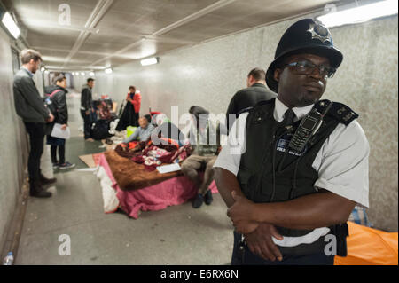 Betteln und rau-schlafen-Hotspots in ganz London zielten in den frühen Morgenstunden von der Metropolitan Police, Einwanderungsbehörden und die damit verbundenen Agenturen. Unter dem Banner der Betrieb umfassen die Operation hat in der Vergangenheit führte zu mehreren Verhaftungen und anti-soziales Verhalten bemerkt im Hinblick auf die Suche nach ASBO gegebenenfalls ausgestellt werden. Es kommt zu einem Zeitpunkt, als die ONS vor kurzem erklärte, dass "statistisch signifikanter" Anstieg der Wanderungssaldo in das Vereinigte Königreich im Jahr bis März, von 175.000 bis 243.000 stattgefunden hat. Im Bild Stockfoto