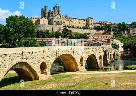 Béziers Kathedrale Saint-Nazaire und Pont Vieux Languedoc Roussillon Herault Frankreich Stockfoto