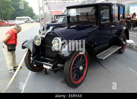 Jinan, China Shandong Provinz. 30. August 2014. Ein Mann sieht einen Cadillac Oldtimer während einer Ausstellung von antiken amerikanischen Oldtimern in Jinan, der Hauptstadt der ostchinesischen Provinz Shandong, 30. August 2014. Bildnachweis: Xu Suhui/Xinhua/Alamy Live-Nachrichten Stockfoto