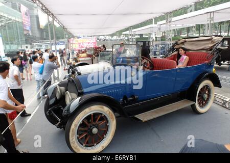 Jinan, China Shandong Provinz. 30. August 2014. Besucher betrachten Oldtimer während einer Ausstellung von antiken amerikanischen Oldtimern in Jinan, der Hauptstadt der ostchinesischen Provinz Shandong, 30. August 2014. Bildnachweis: Xu Suhui/Xinhua/Alamy Live-Nachrichten Stockfoto