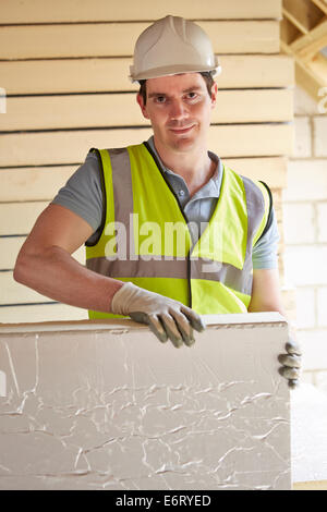 Baumeister Dämmplatten in Dach des neuen Hauses passt Stockfoto