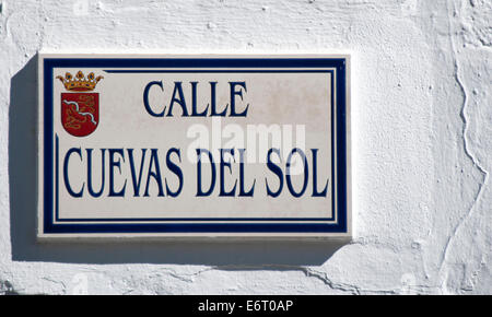 Straßenschild in der weißen Dorf Setenil in Andalusien, Südspanien Stockfoto