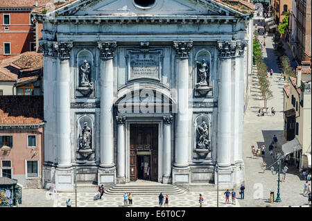 Die italienische Kirche der Heiligen Maria des Rosenkranzes auf dem Hauptkanal in Venedig. Stockfoto