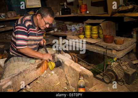 Bh2395Eastern Bhutan, Trashi Yangtse, Handwerk, Holz Holzschale Turner drehen Mönch auf Drehbank, Abschied von Spindel Stockfoto