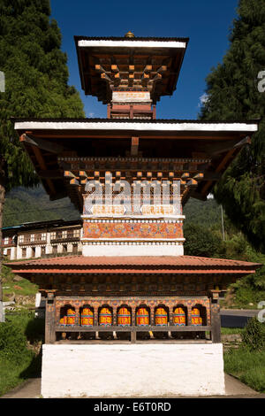 Ost Bhutan, Trashi Yangtse, Basar, buddhistische am Straßenrand chorten Stockfoto