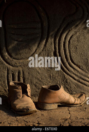 Alte Schuhe vor eine Anuak urige Hütte In Abobo, ehemalige Anuak König Dorf, Gambela Region, Äthiopien Stockfoto