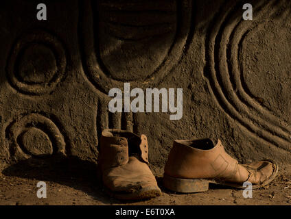 Alte Schuhe vor eine Anuak urige Hütte In Abobo, ehemalige Anuak König Dorf, Gambela Region, Äthiopien Stockfoto