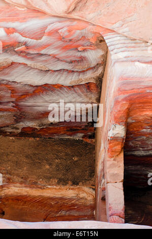 Mulitcoloured Sandsteinfelsen in der UNESCO-World Heritage Site von Petra Stockfoto