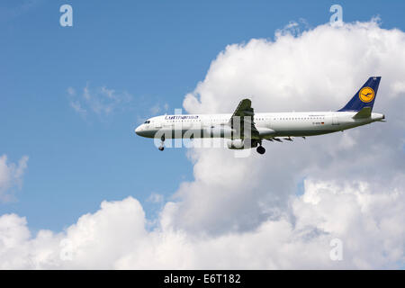 München, Deutschland - 17. AUGUST: Lufthansa Airbus A321 nähert sich der Flughafen in München, Deutschland am 17. August 2014. Stockfoto