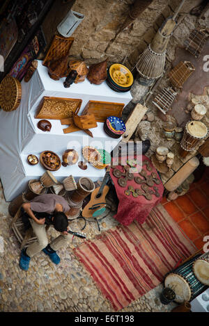 Souvenirs zum Verkauf in einem Geschäft in Essaouira, Marokko Stockfoto