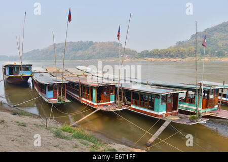 Luang Prabang, Laos - 28. Februar 2014: Menschen vor Ort reinigen Boote entlang Mekong in Luang Prabang, Laos. Stockfoto