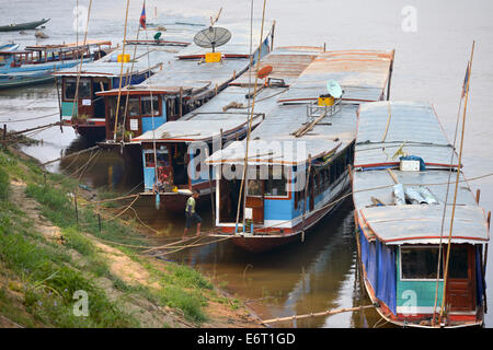 Luang Prabang, Laos - 28. Februar 2014: Menschen vor Ort reinigen Boote entlang Mekong in Luang Prabang, Laos. Stockfoto