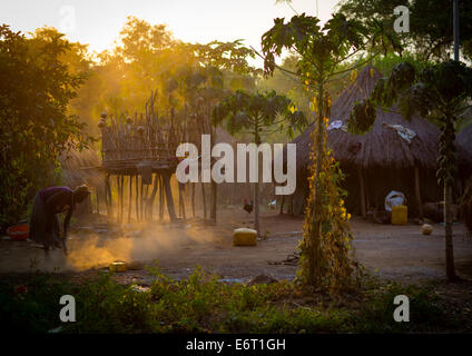 Anuak Stamm Frau Reinigung Boden In Abobo, ehemalige Anuak König Dorf, Gambela Region, Äthiopien Stockfoto