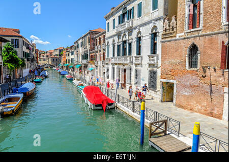 Touristen zu Fuß entlang der Straßen an der Seite von den wichtigsten Kanälen von Venedig. Stockfoto