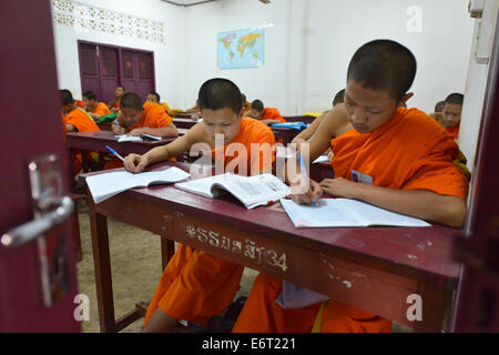 Luang Prabang - Laos - 28. Februar 2014: Buddhistischen Novizen an einer Schule in Luang Prabang, Laos Stockfoto