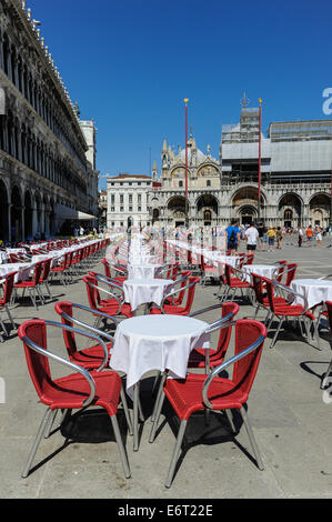 Tischreihen leeren Restaurant in St. Marc Platz in Venedig. Stockfoto