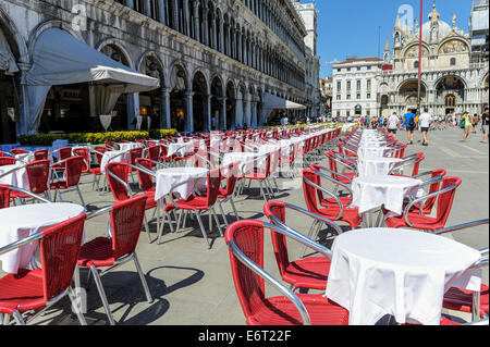 Tischreihen leeren Restaurant in St. Marc Platz in Venedig. Stockfoto