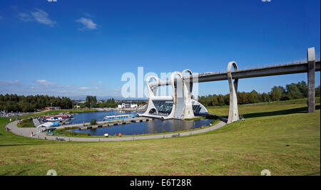 Einen Überblick über das Falkirk Wheel touristische Attraktion mit dem Fluggast Kanal Boot Segeln in Richtung der Union Canal Stockfoto