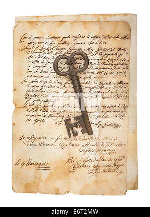 Alte Schlüssel auf Buchstaben isoliert auf weißem Hintergrund Stockfoto