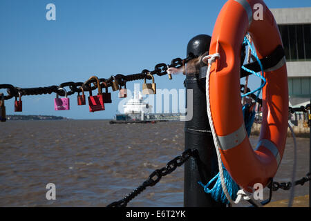 Schloss der Love Locks verriegelt, Kette am Geländer in der Nähe von Aufzug Floß, Fluss Mersey, Liverpool, Merseyside, England Stockfoto