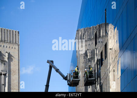 Hochhaus Fenster Reinigung, mit 'Sky King'Wymac elevant450 auf Mann Insel, mit Landmark Building Reflexionen, Liverpool, Großbritannien. Stockfoto