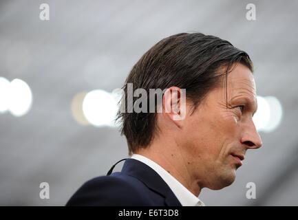 Leverkusen, Deutschland. 30. August 2014. Leverkusens Trainer Roger Schmidt ist vor Beginn der Bundesliga-Fußball-Spiel zwischen Bayer Leverkusen und Hertha BSC in der BayArena in Leverkusen, Deutschland, 30. August 2014 abgebildet. Foto: JONAS GUETTLER/Dpa (Achtung: aufgrund der Akkreditierungsrichtlinien die DFL nur erlaubt die Veröffentlichung und Nutzung von bis zu 15 Bilder pro Spiel im Internet und in Online-Medien während des Spiels.) / Dpa/Alamy Live News Stockfoto