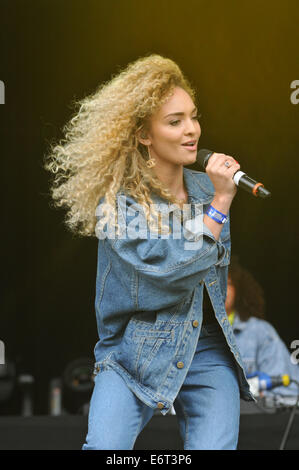 Fusion Festival, Birmingham, UK, Samstag, 30. August 2014, M.O führen ihre Reihe beim Fusion Festival im Cofton Park in Birmingham Credit: Kelly Rann/Alamy Live News Stockfoto