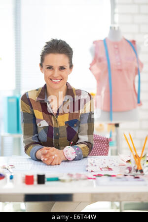 Porträt von glücklich Schneiderin Frau im studio Stockfoto