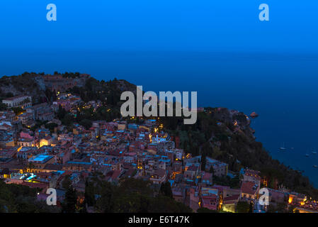 Blick auf Taormina von oben, Sizilien - in der Abenddämmerung Stockfoto