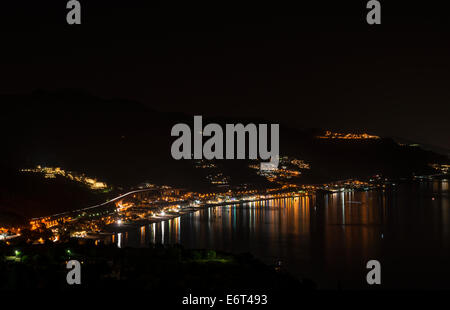 Ansicht der sizilianischen Küste Form Taormina Stadt bei Nacht Stockfoto