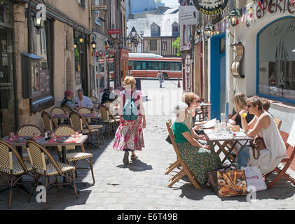 Leute sitzen im Restaurant Tische Altstadt Le Mans, Frankreich, Europa Stockfoto