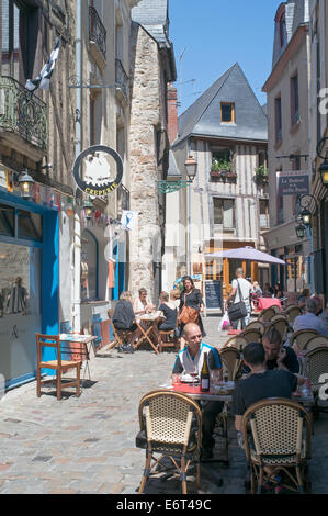 Leute sitzen im Restaurant Tische Altstadt Le Mans, Frankreich, Europa Stockfoto