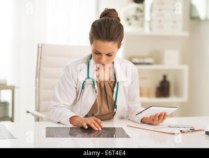 Arzt Frau arbeiten mit Fluorography im Büro Stockfoto
