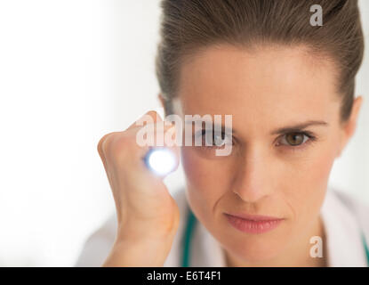 Porträt der Arzt Frau mit Taschenlampe Stockfoto
